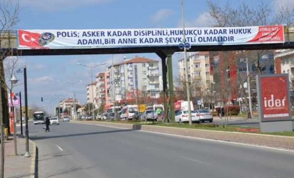 Polis Haftası Afişleri Üst Geçitlerde