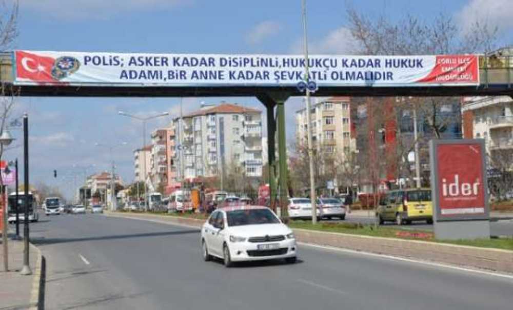 Polis Haftası Afişleri Üst Geçitlerde