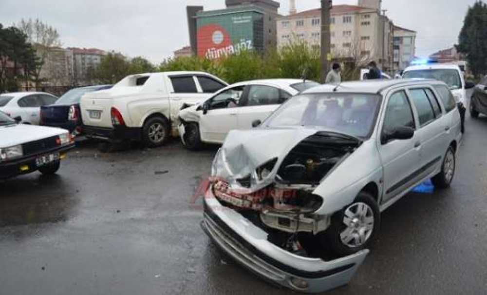 4 Araç Birbirine Girdi