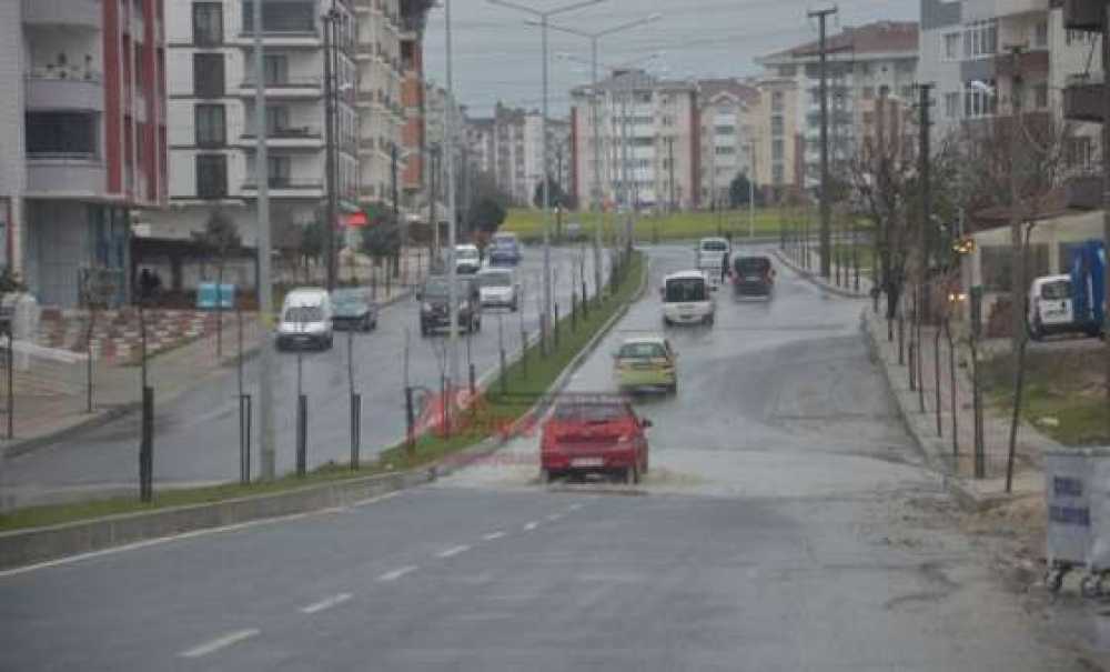 Yağmur Yolları Göle Çevirdi