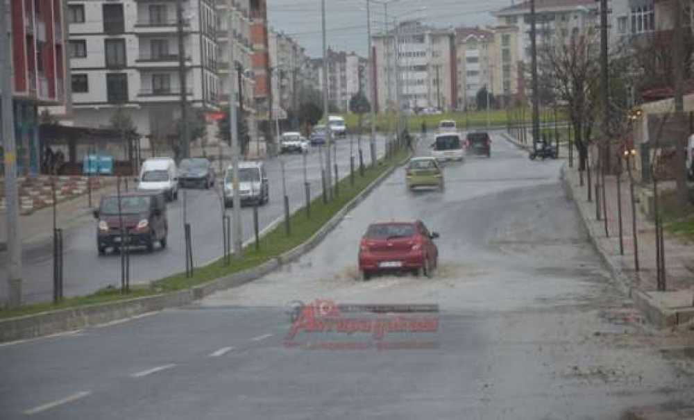 Yağmur Yolları Göle Çevirdi