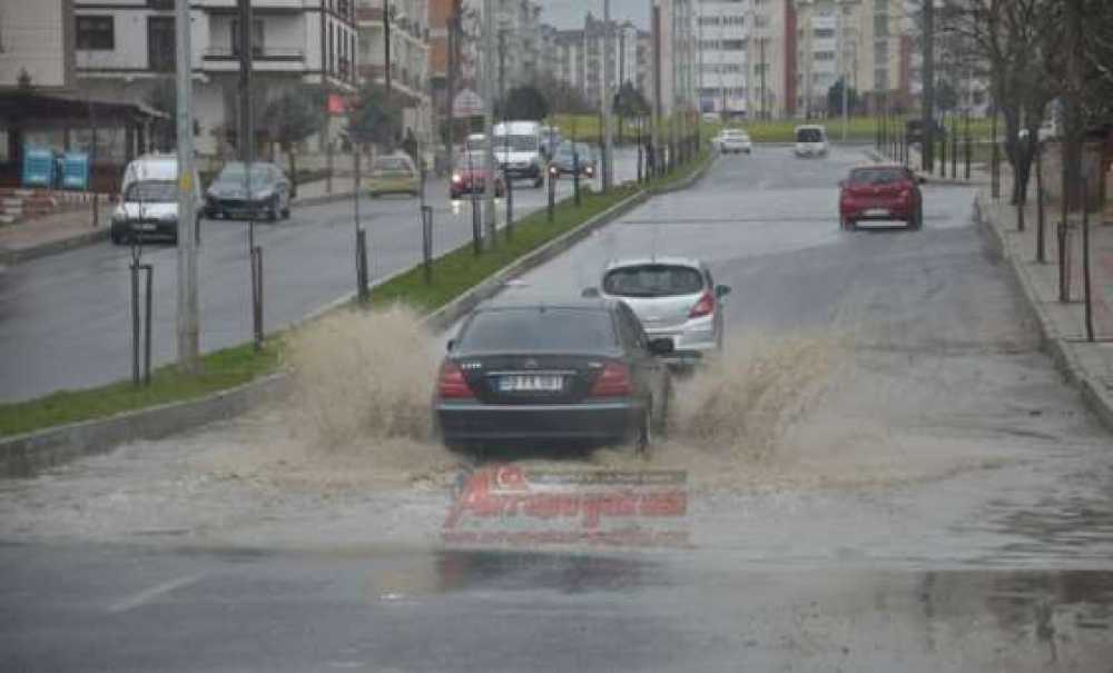 Yağmur Yolları Göle Çevirdi