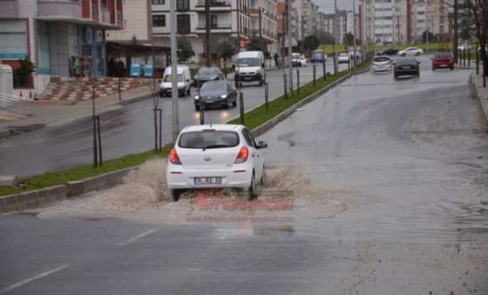 Yağmur Yolları Göle Çevirdi
