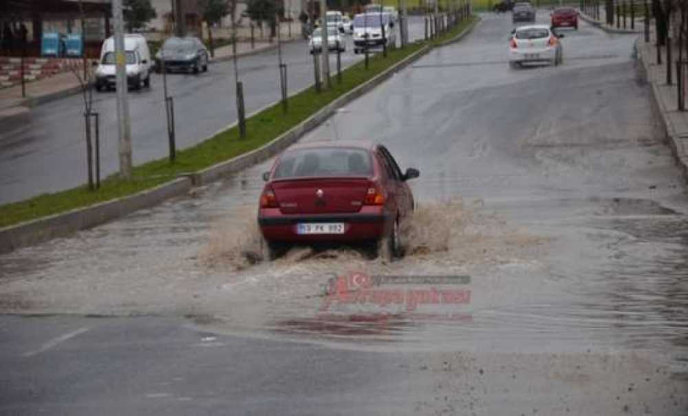 Yağmur Yolları Göle Çevirdi