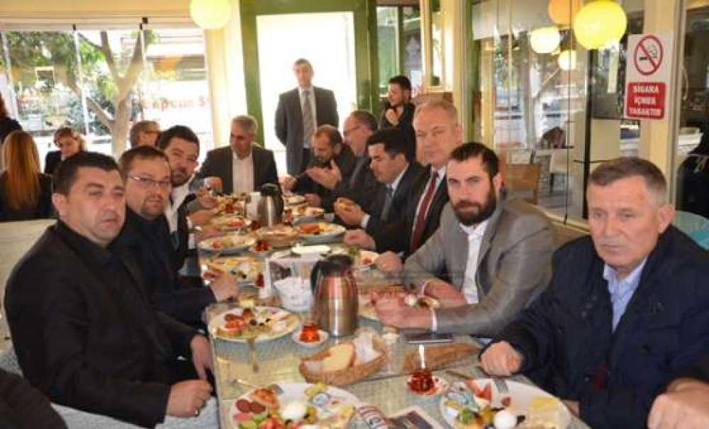 Ak Parti Adayları Basınla Buluştu