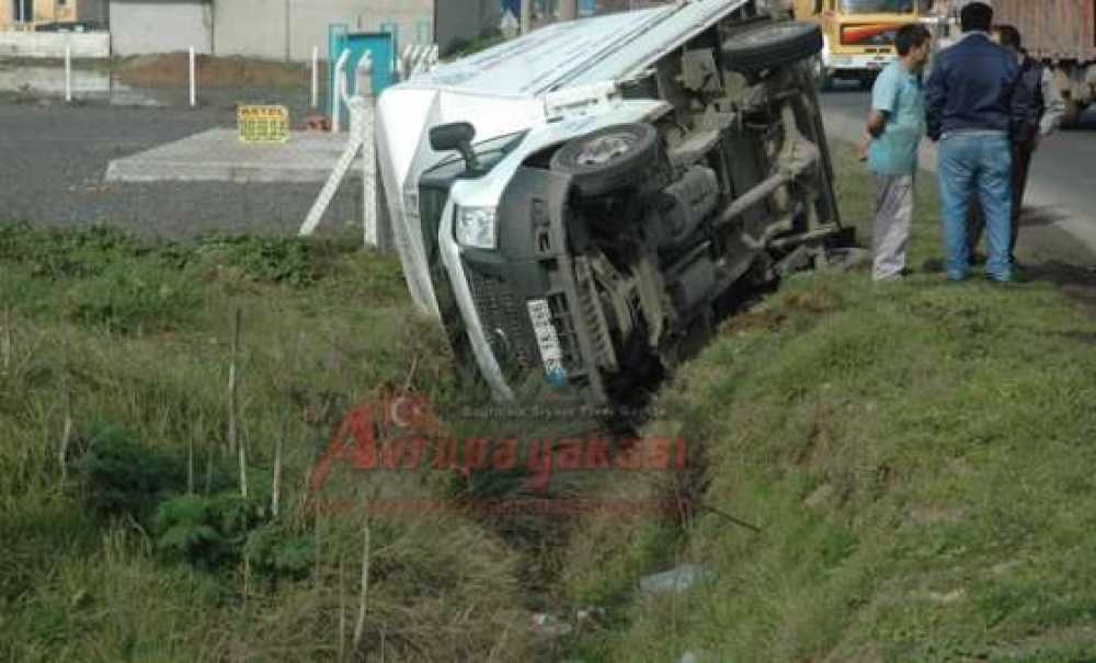 Kamyonet Su Kanalına Devrildi Sürücü Kazayı Yara Almadan Atlattı
