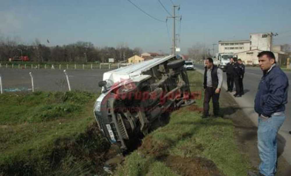 Kamyonet Su Kanalına Devrildi Sürücü Kazayı Yara Almadan Atlattı