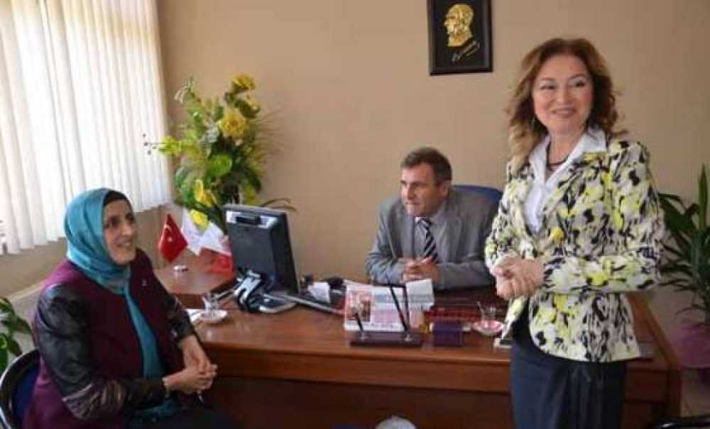 Ak Parti Milletvekili Adayı Sağlık Çalışanlarını Ziyaret Etti