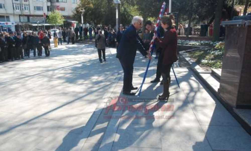 Atatürk Anıtına Çelenk Sunuldu