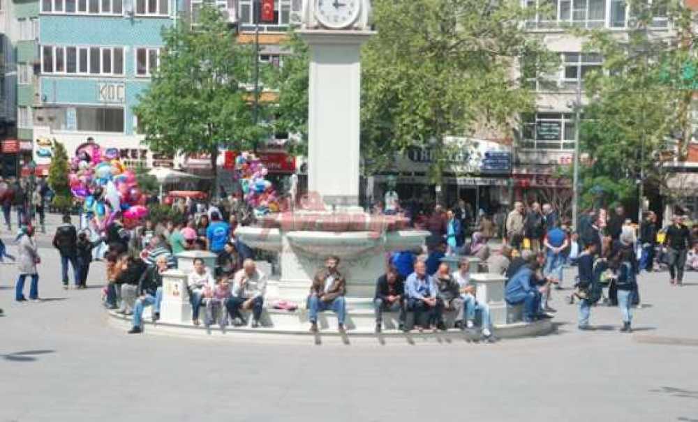 Güneş Yüzünü Gösterdi Meydanlar, Parklar Doldu