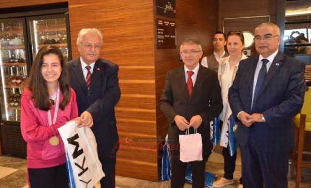 Çorlu Belediyesi Şampiyon Sporcuları Ödüllendirdi