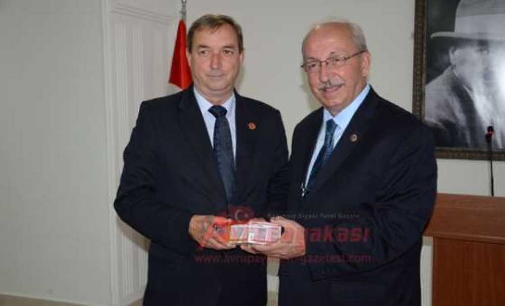 Tekirdağ Büyükşehir Belediyesi`nden Çorlulu Muhtarlara Akıllı Telefon