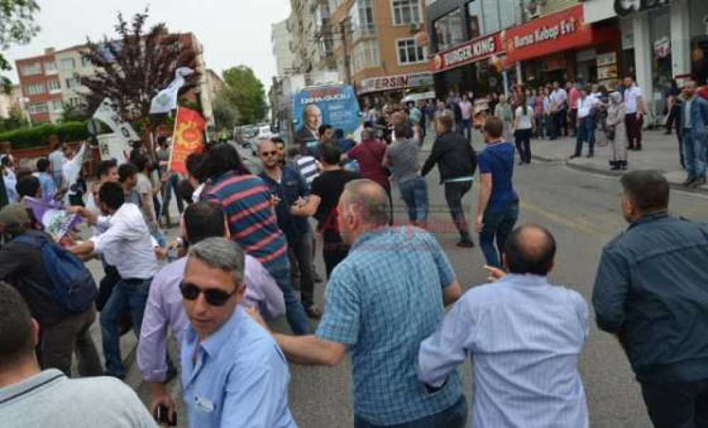 Saldırıyı Protesto Eden Hdp`liler Ak Parti Aracına Saldırdı