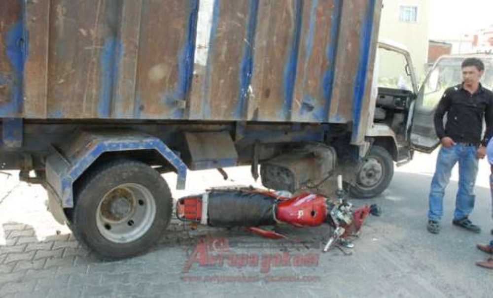 Kamyonun Altına Giren Motosiklet Sürücüsü Yaralandı