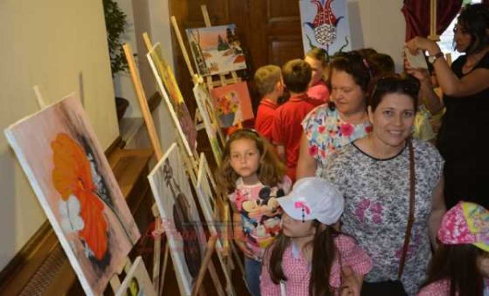 Resim Kursuna Katılan Kursiyerler Hünerlerini Sergiledi