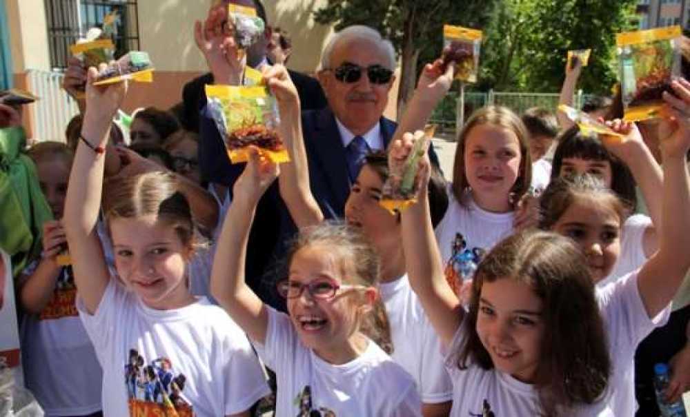 Edirne'de Öğrencilere Kuru Üzüm Dağıtıldı