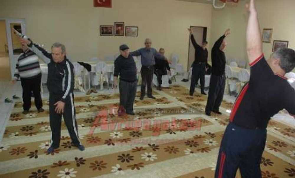 Genç Kalan Yaşlılar Spor Yapıyor