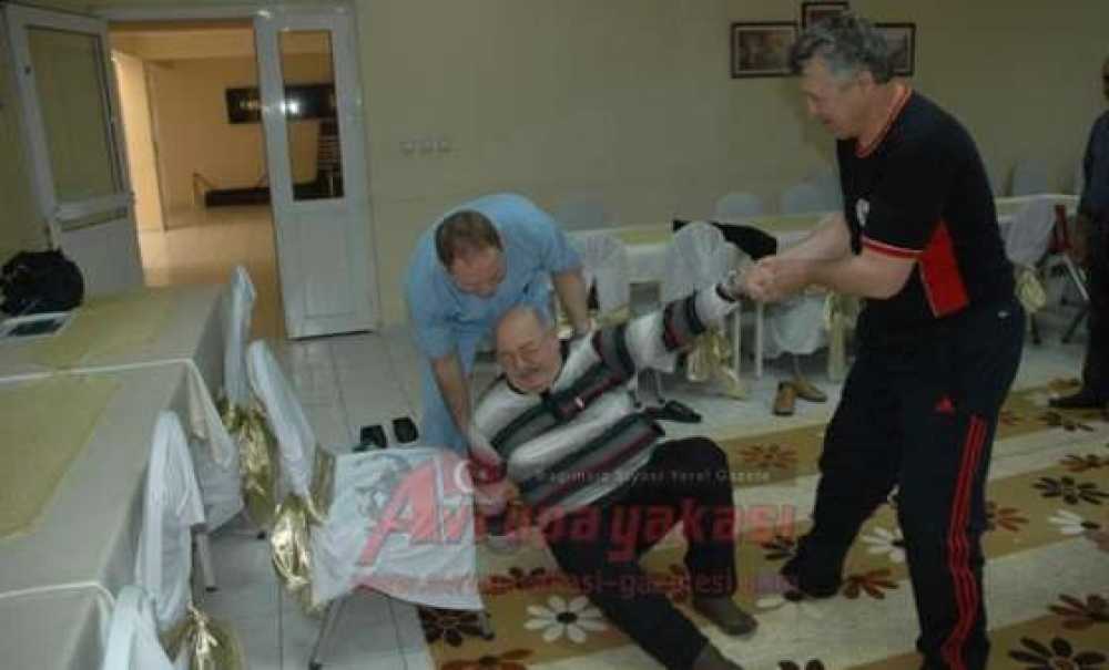 Genç Kalan Yaşlılar Spor Yapıyor