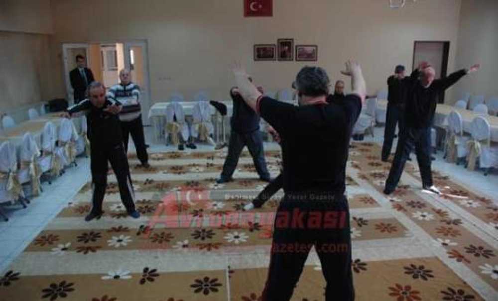 Genç Kalan Yaşlılar Spor Yapıyor