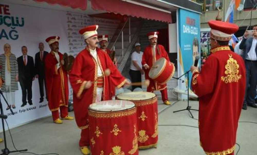 Ak Parti`den Mehteranlı Sevgi Yürüyüşü