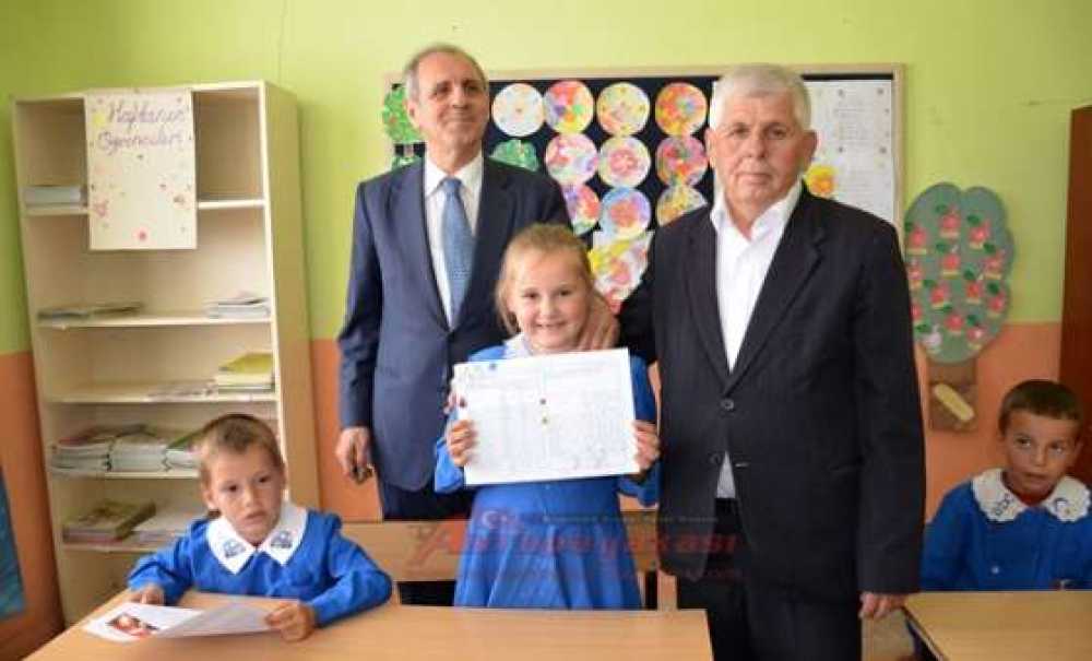 Öğrenciler Karnelerini Vali Enver Salihoğlu'ndan Aldı