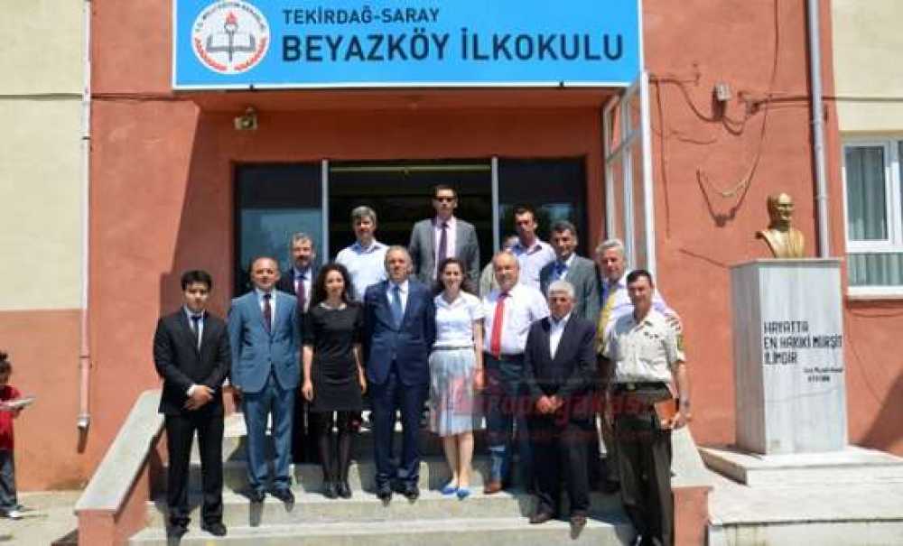 Öğrenciler Karnelerini Vali Enver Salihoğlu'ndan Aldı