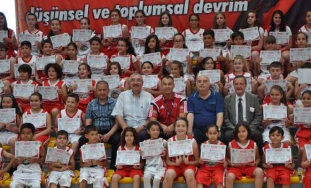 12 Dev Adam Basketbol Okulu Sertifika Töreni
