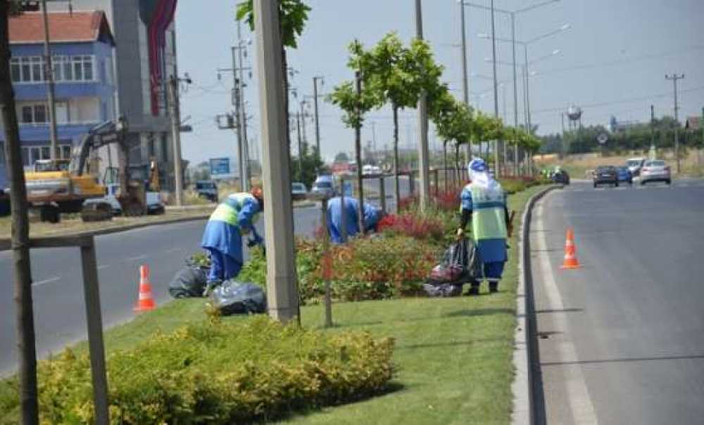 Çorlu Belediyesi Ekiplerinden Refüjlere Yaz Bakımı