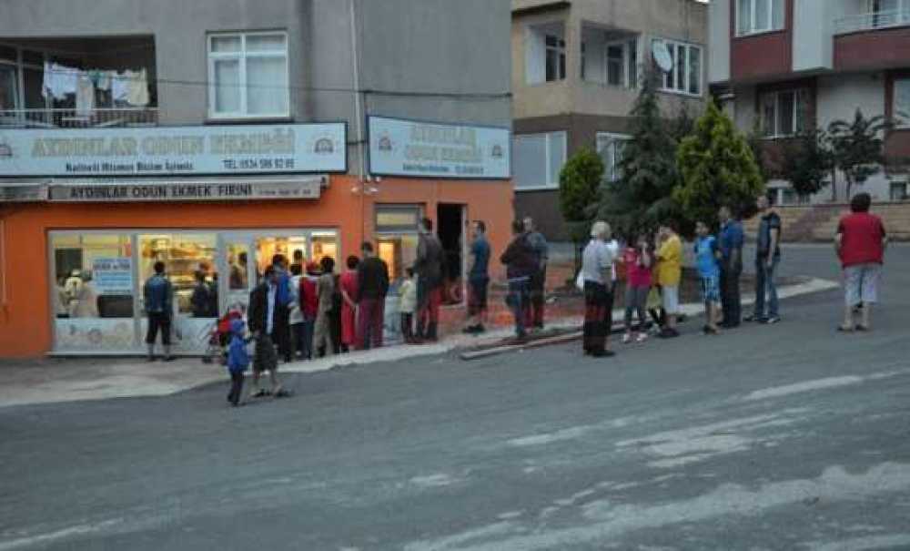 Çorlu'da Sıcak Pide Kuyruğu