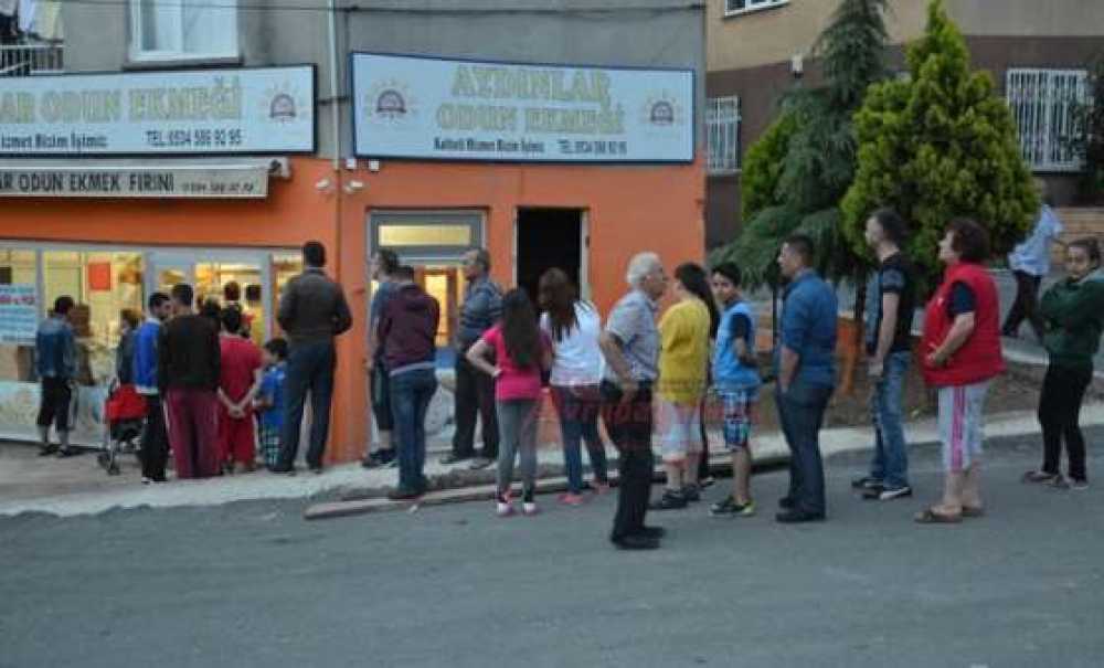 Çorlu'da Sıcak Pide Kuyruğu