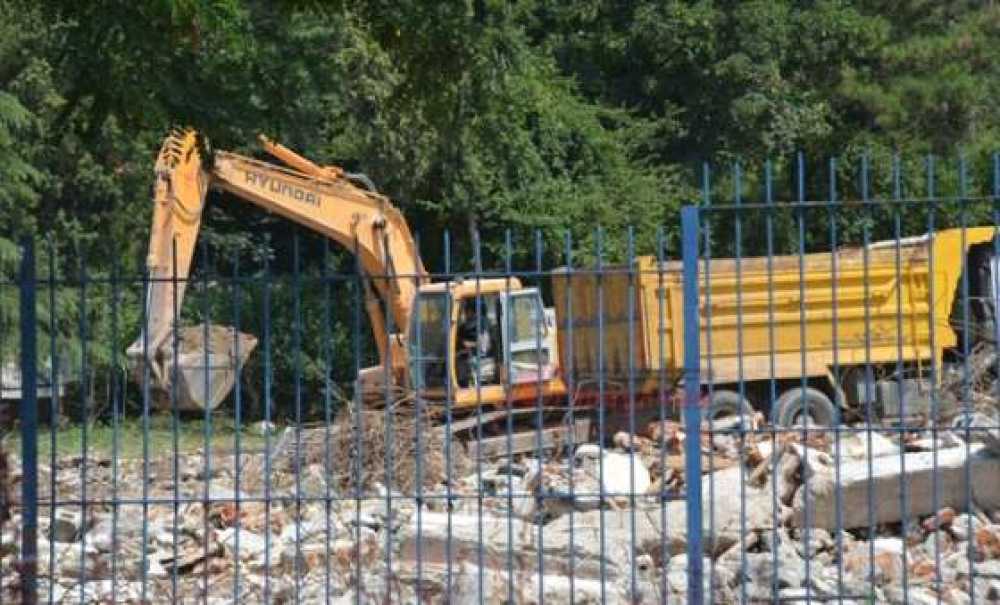 Askeri Lojmanlarda Yıkım Çalışmaları Sürüyor