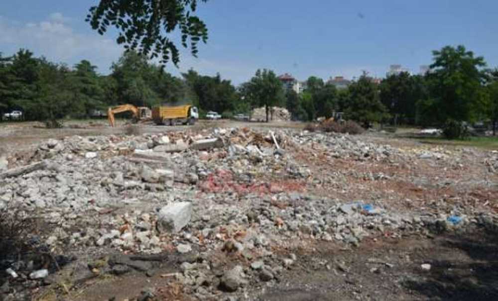 Askeri Lojmanlarda Yıkım Çalışmaları Sürüyor