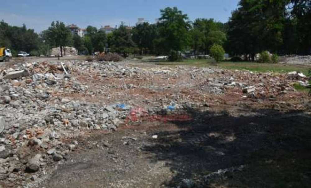 Askeri Lojmanlarda Yıkım Çalışmaları Sürüyor