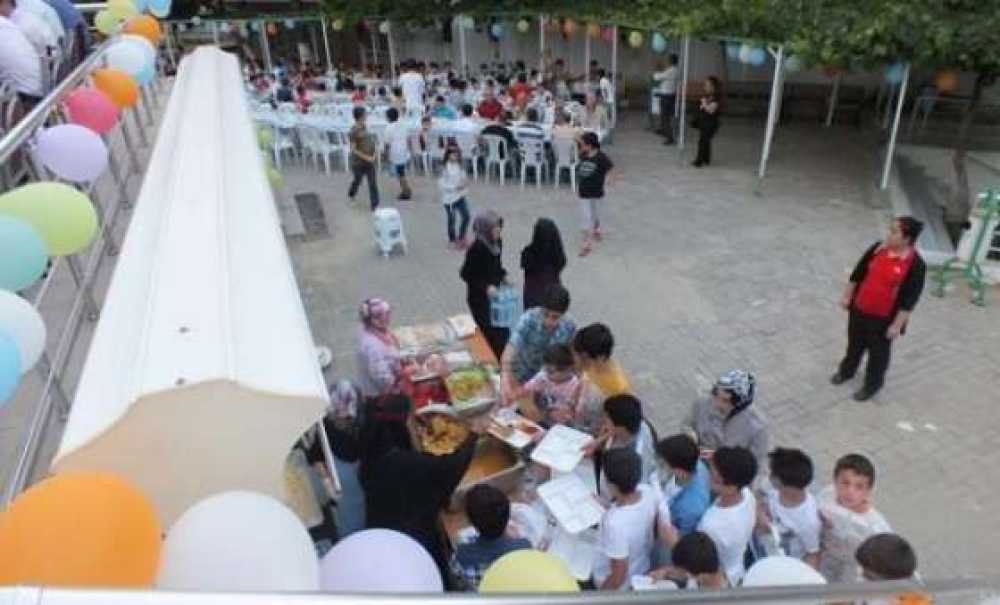 Bahçelievler Camiinden Çocuk İftarı