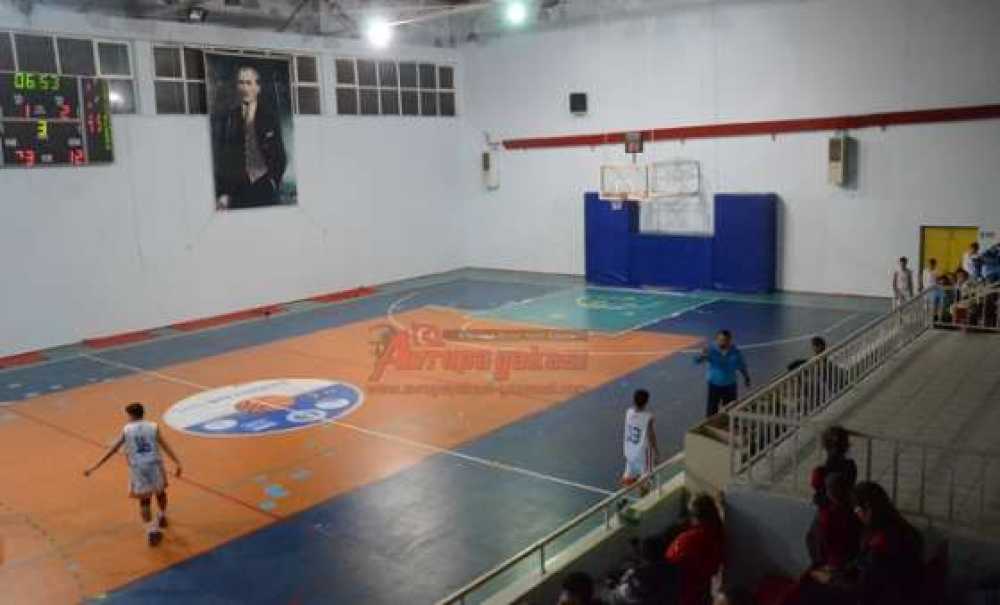 Çorlu Kapalı Spor Salonu Tadilat Bekliyor