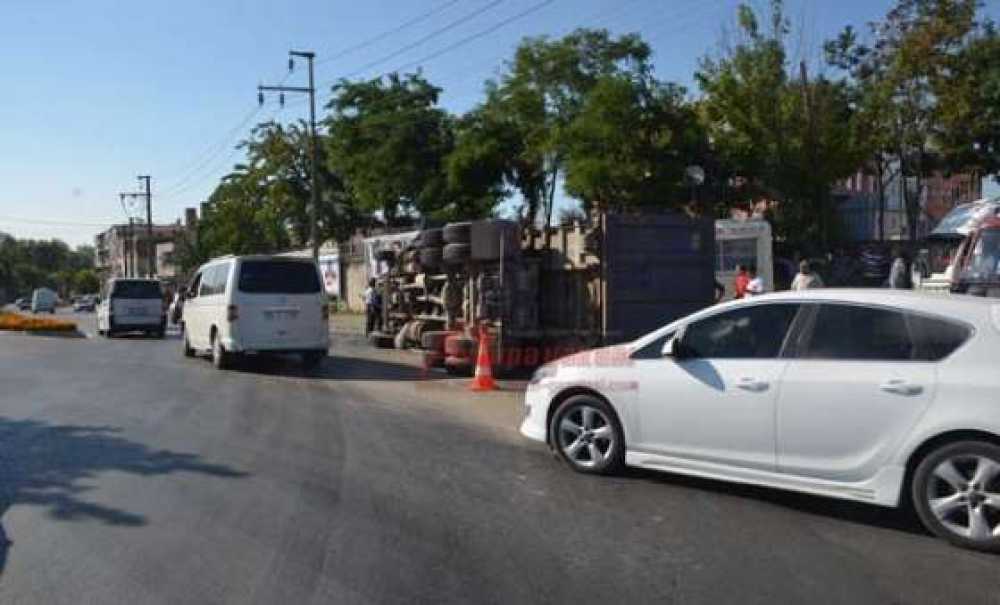 Makine Yüklü Kamyon Devrildi