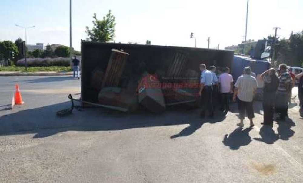 Makine Yüklü Kamyon Devrildi