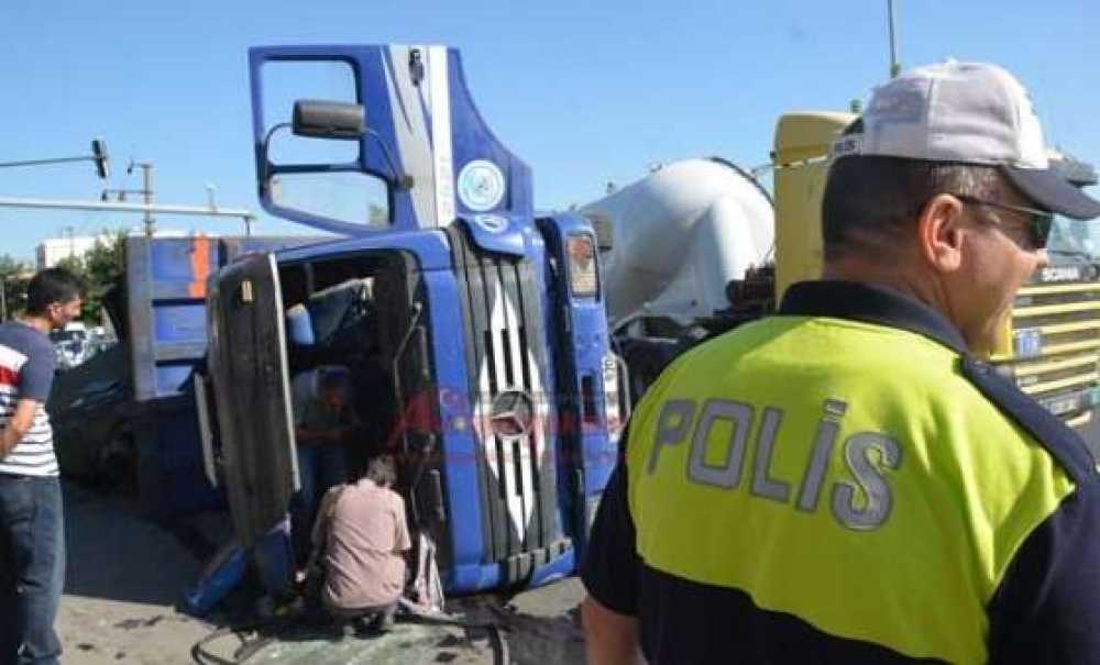 Makine Yüklü Kamyon Devrildi