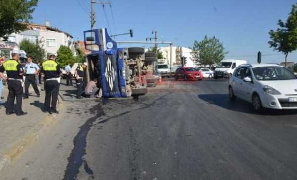 Makine Yüklü Kamyon Devrildi