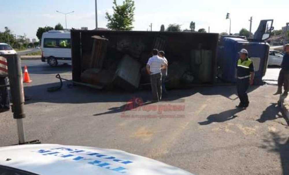 Makine Yüklü Kamyon Devrildi