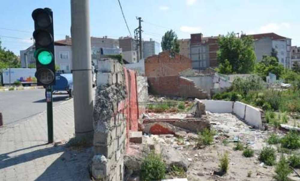 Yıkılmış Binalar Tehlike Saçıyor