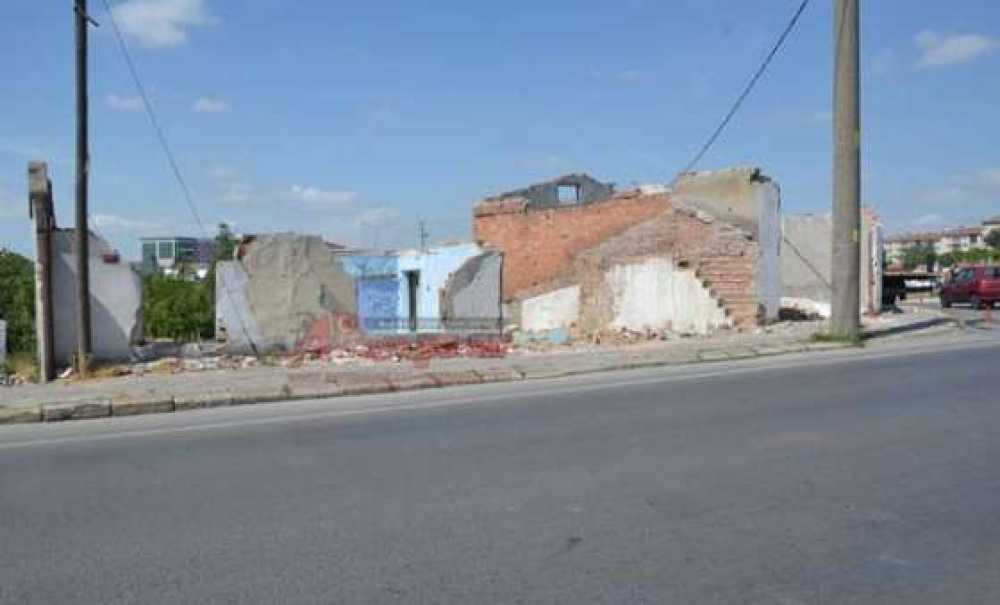 Yıkılmış Binalar Tehlike Saçıyor