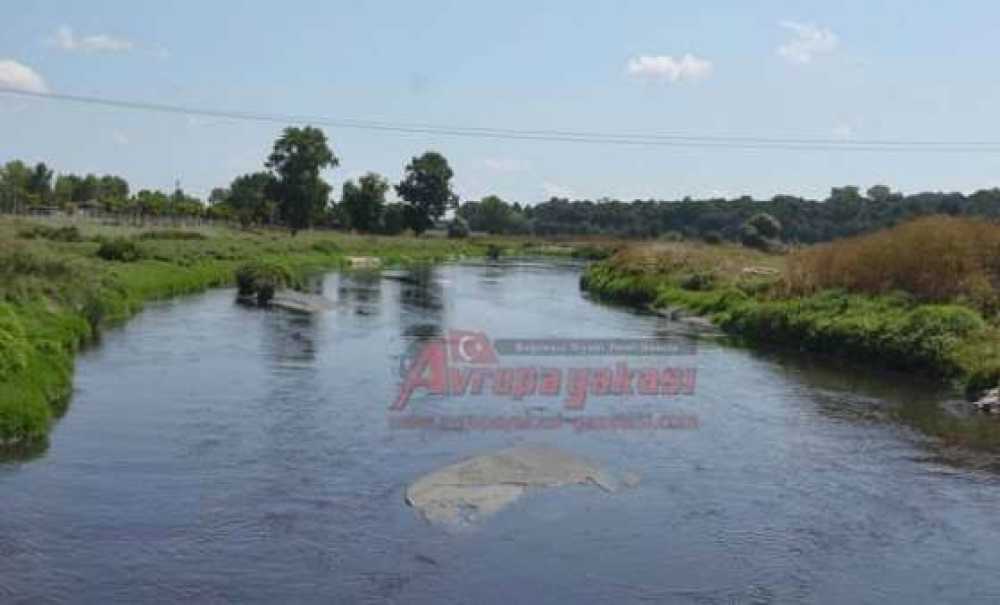 Dere Hala Siyah Akıyor