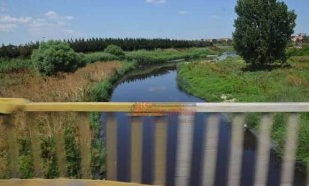 Dere Hala Siyah Akıyor