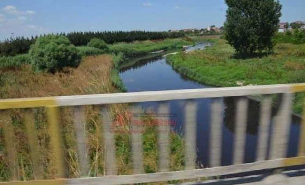 Dere Hala Siyah Akıyor