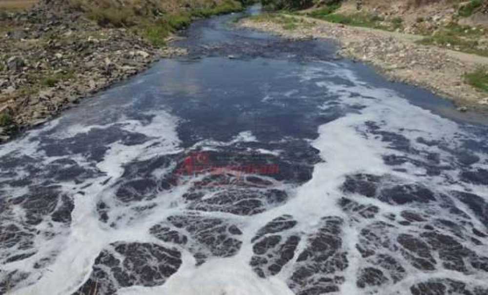 Dere Hala Siyah Akıyor