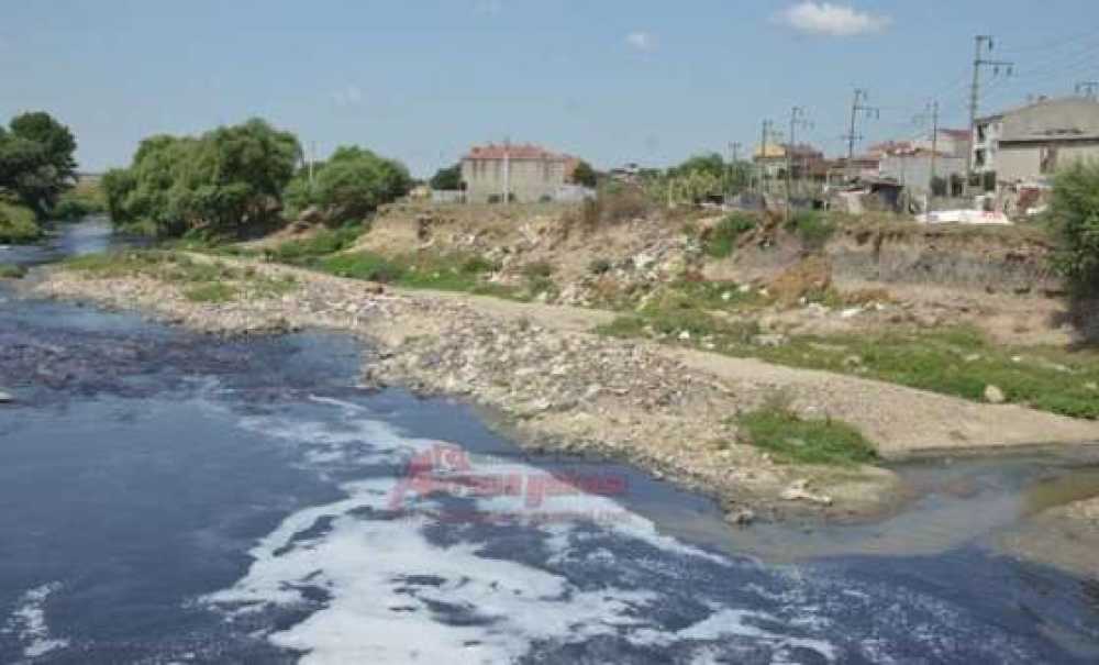 Dere Hala Siyah Akıyor