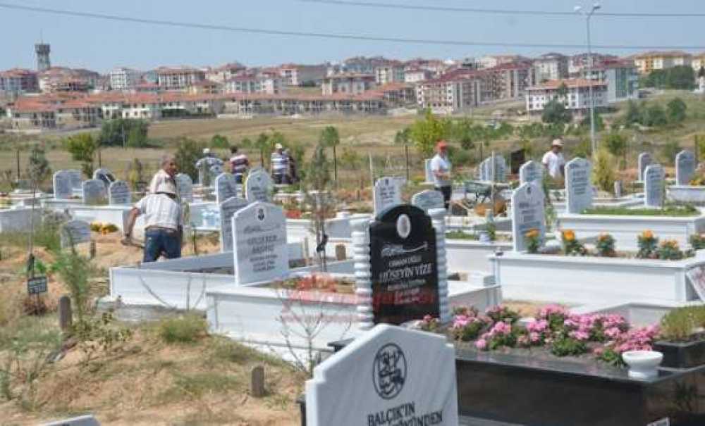 Mezarlıklarda Bayram Temizliği