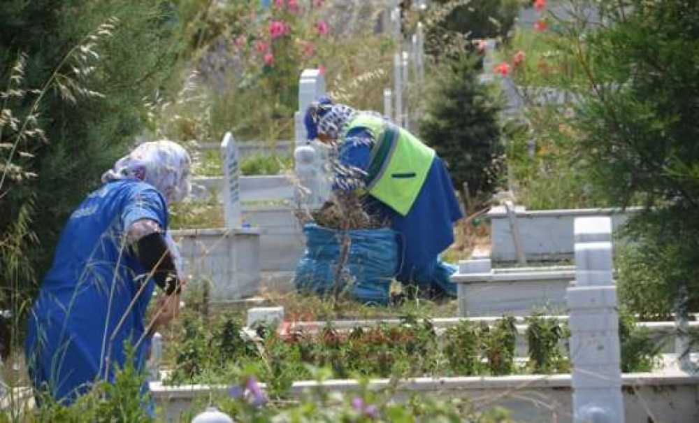 Mezarlıklarda Bayram Temizliği