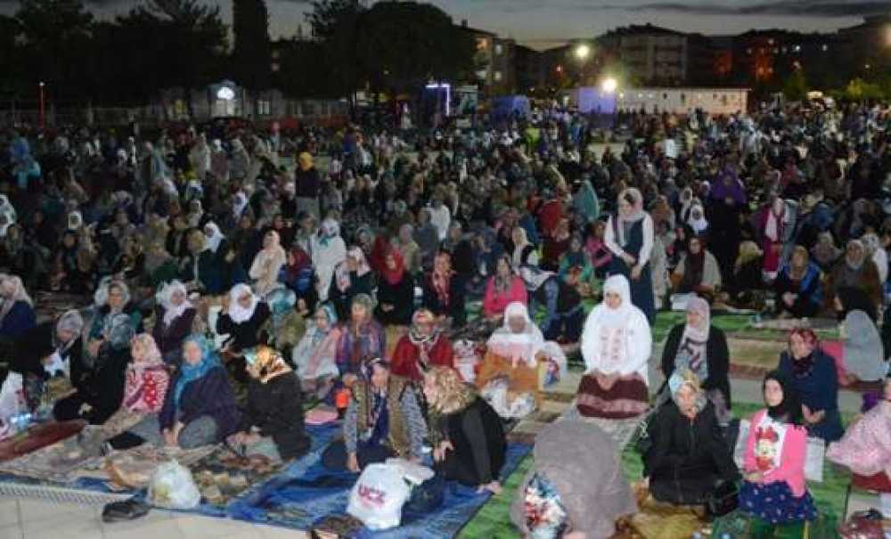 Cumhuriyet Parkında Kadir Gecesi Coşkusu